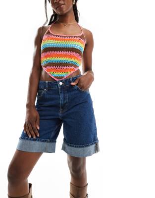 ASOS DESIGN - Bermudashorts aus Denim in verwaschenem Blau mit Umschlagsaum