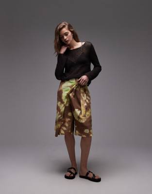ASOS DESIGN - Bermudashorts aus Leinenmix mit gewickelter Vorderseite und Batikmuster-Bunt