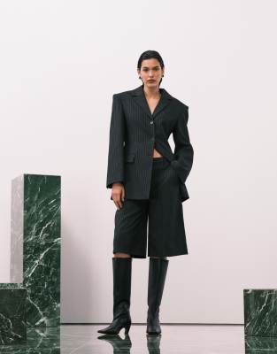 ASOS DESIGN - Bermudashorts in Schwarz mit weitem Bein und Nadelstreifen