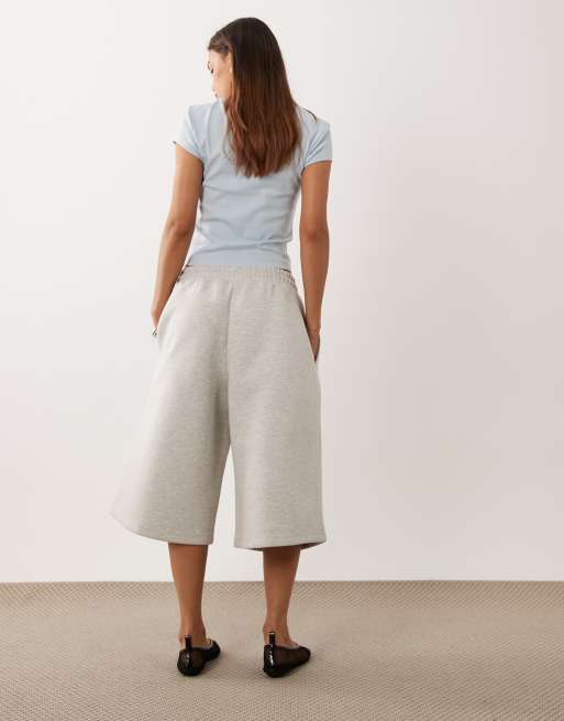 ASOS DESIGN bermudashorts med elastik i taljen og brede ben i grå i scuba-lignende stof, 4 af 5