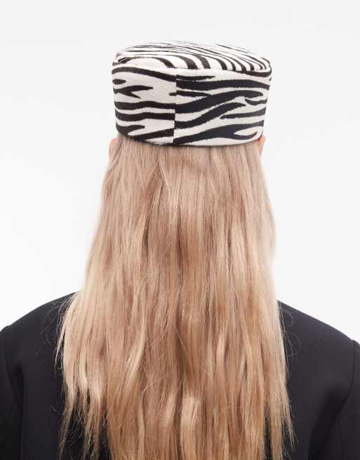 ASOS DESIGN - Berretto in pelle cavallino con stampa zebrata, 2 di 3