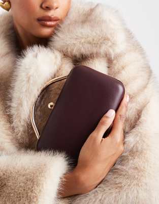 ASOS DESIGN - Beschichtete Clutch in Burgunderrot mit abgerundetem Rahmen