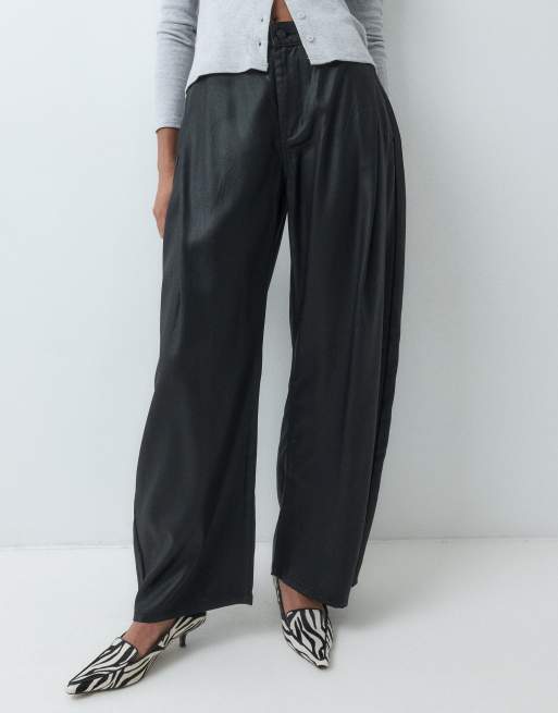 ASOS DESIGN beschichtete Hose mit weitem Bein und seitlicher Falte in Schwarz, 3 von 5