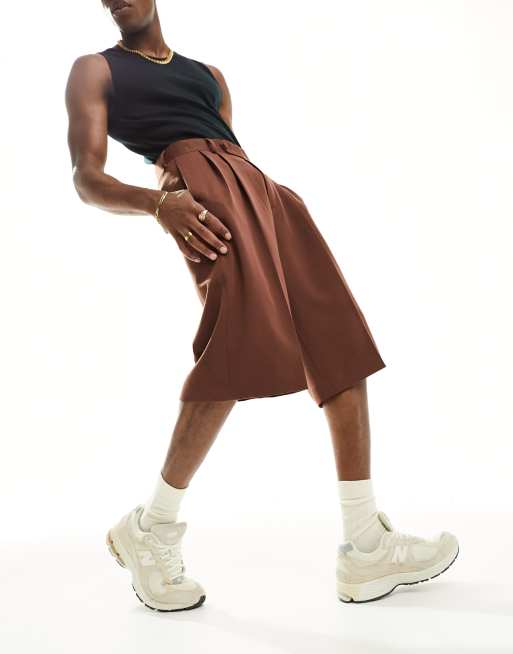 ASOS DESIGN – Besonders lang geschnittene Shorts in Schokobraun