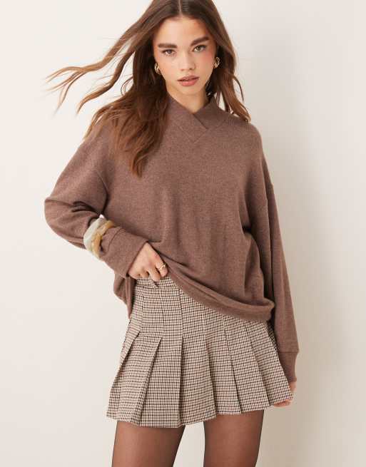 ASOS DESIGN – Besonders weiches, hochgeschlossenes Oberteil in Schokobraun mit V-Ausschnitt