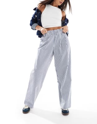 ASOS DESIGN - Besonders weite Schlupfhose in gestreiftem Blau mit weitem Bein-Bunt