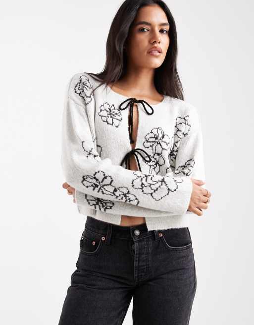 ASOS DESIGN - Best met geborduurde bloemen en gestrikte voorkant in ecru, 2 van 4