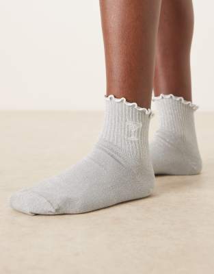 ASOS DESIGN - Bestickte Glitzersocken in Silber und Grau mit Rüschenrand und Martiniglasmotiv-Weiß