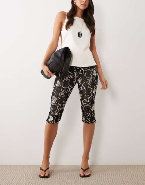 ASOS DESIGN bestickte Häkel-Caprihose in Schwarz-Weiß - view 1