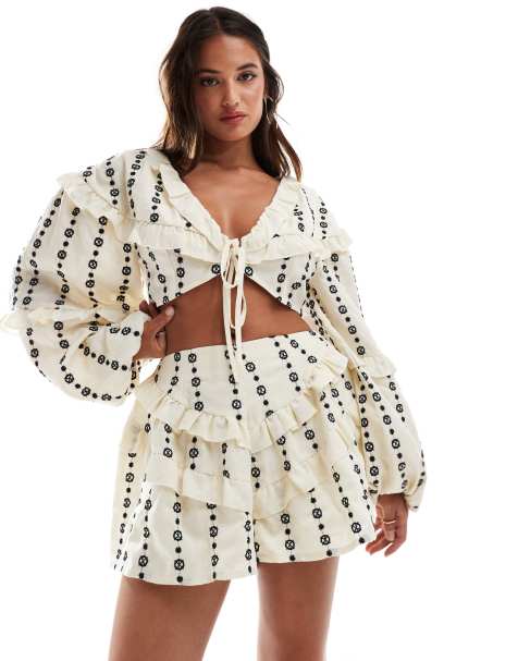 ASOS DESIGN – Bestickte Shorts in Cremeweiß mit Rüschen, Kombiteil - view 1