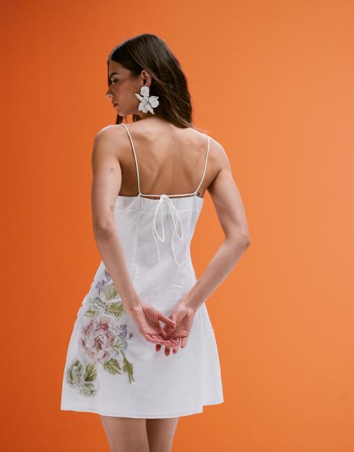 ASOS DESIGN – Besticktes Camisole-Minikleid in Weiß mit Rüschen und Blumendetails, 3 von 4