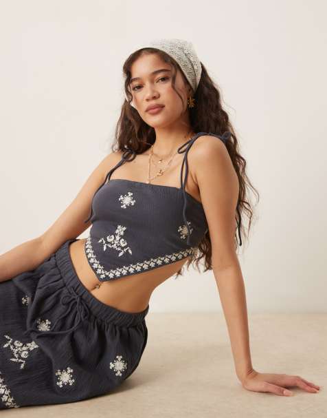 ASOS DESIGN – Besticktes Camisole-Top in verwaschenem Marineblau mit gebundenen Trägern und Knitterstruktur, Kombiteil - view 1