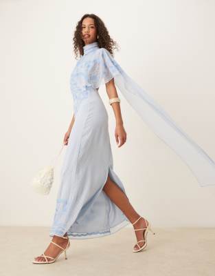 ASOS DESIGN - Besticktes Maxikleid in Babyblau mit Cape-Schleppe-Weiß