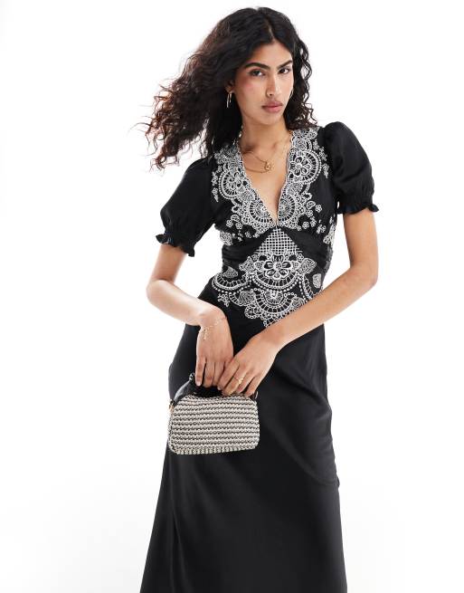 ASOS DESIGN – Besticktes Midi-Freizeitkleid in Schwarz und Weiß aus Satin