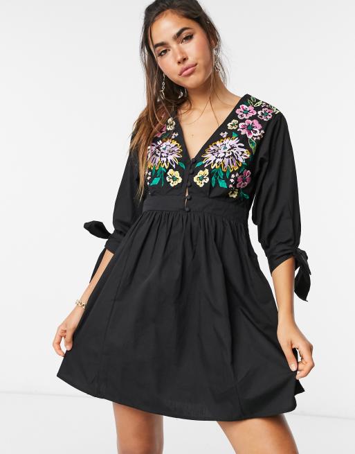 ASOS DESIGN – Besticktes Mini-Hängerkleid aus Baumwolle mit gebundenen Fledermausärmeln in Schwarz
