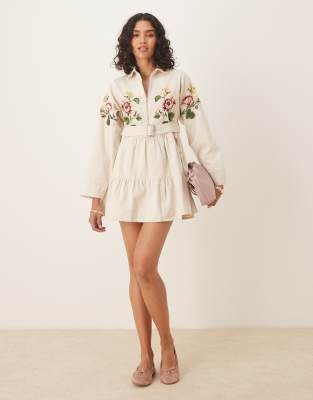 ASOS DESIGN - Besticktes Mini-Hemdblusenkleid aus schwerem Twill in Cremeweiß mit Gürtel und gestuftem Rock