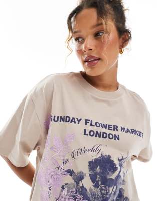 ASOS DESIGN - Besticktes Oversize-T-Shirt mit Blumenmarkt-Grafik-Braun