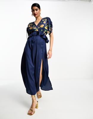 ASOS DESIGN - Besticktes Satin-Midikleid in Marineblau mit gerüschter Taille