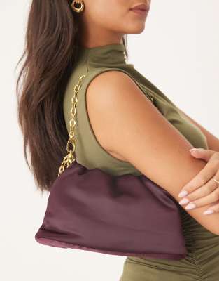 ASOS DESIGN - Beutel-Clutch in Pflaume aus Satin mit Kettendetail-Rot