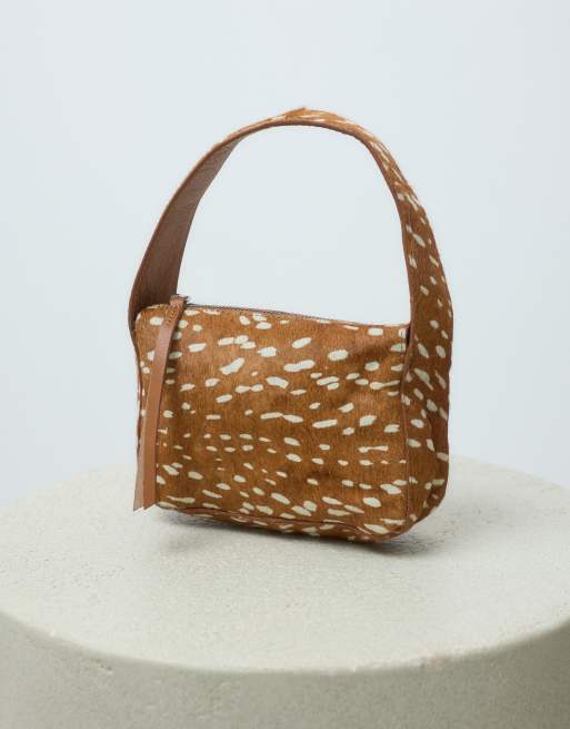 ASOS DESIGN Beuteltasche aus Leder mit Haarstruktur und Hirsch-Print, 2 von 5