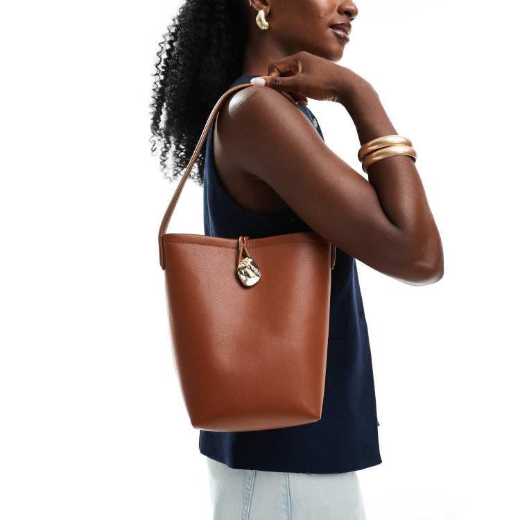 ASOS DESIGN – Beuteltasche in Braun mit Knopfdetail aus 