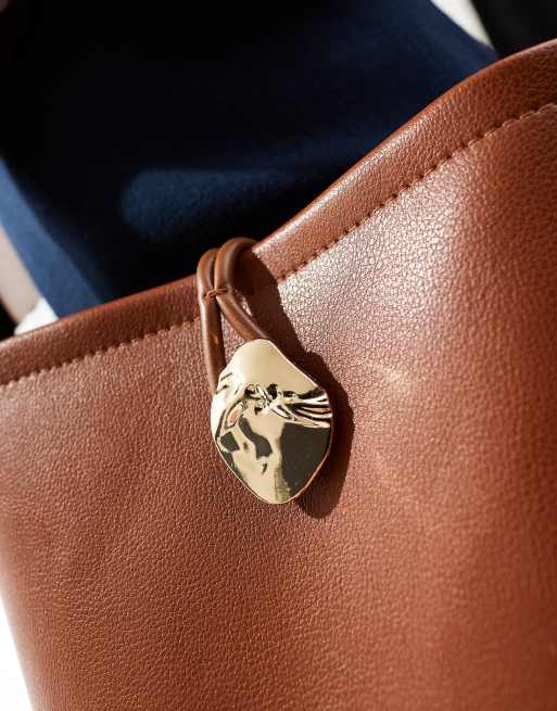 ASOS DESIGN – Beuteltasche in Braun mit Knopfdetail aus  