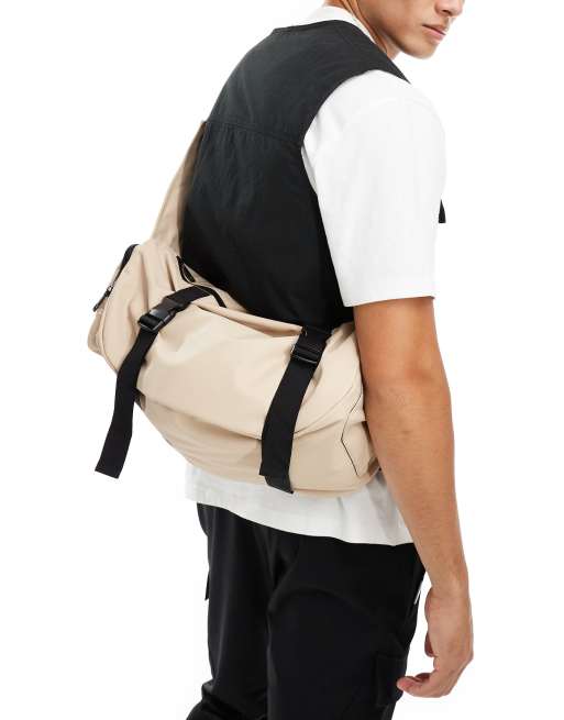 ASOS DESIGN – Beżowa gumowana torebka crossbody z kieszeniami i zapięciem na klamry