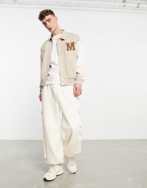 ASOS DESIGN – Beżowa kurtka dresowa oversize w stylu varsity, z materiału nurek z naszywką z materiału boucle