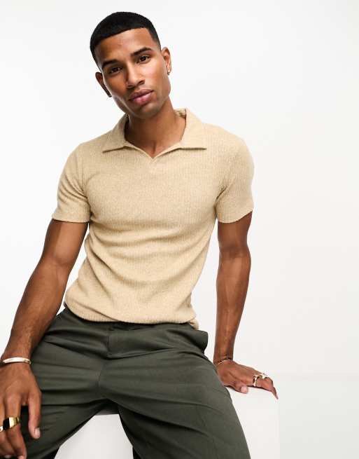 ASOS DESIGN – Beżowa prążkowana koszulka polo o kroju podkreślającym sylwetkę z krótkimi rękawami ze szczotkowanego materiału