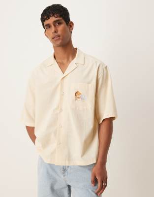 ASOS DESIGN – Beżowa pudełkowa koszula oversize z kołnierzykiem kubańskim i haftowanym wzorem na piersi