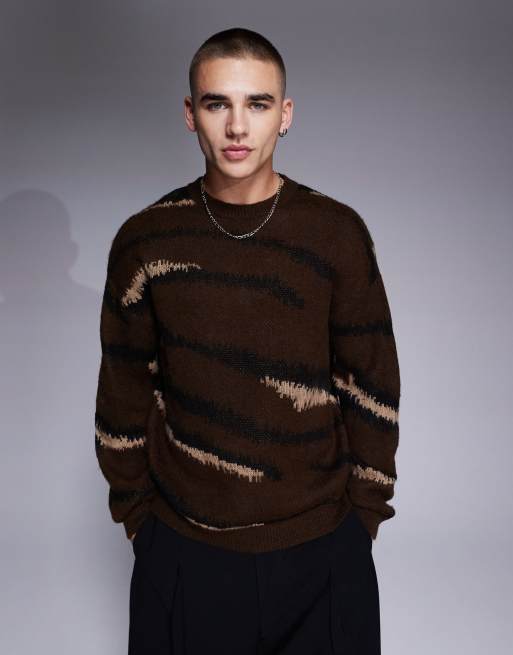 ASOS DESIGN – Beżowy sweter o luźnym kroju z okrągłym dekoltem ze szczotkowanej dzianiny w zwierzęcy wzór