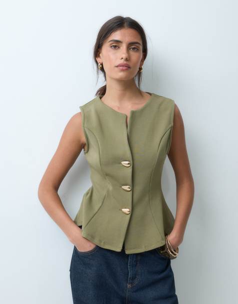 ASOS DESIGN bezrękawnik z interlocku z baskinką i złotym abstrakcyjnym detalem guzików w kolorze khaki - view 1
