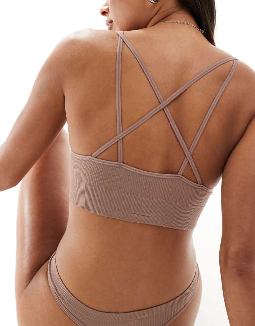 ASOS DESIGN – Bezszwowa prążkowana braletka ze skrzyżowanymi ramiączkami na plecach w kolorze mokka