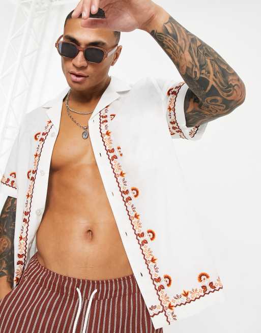 ASOS DESIGN – Biała bawełniana koszula o regularnym kroju z kołnierzykiem kubańskim i haftem