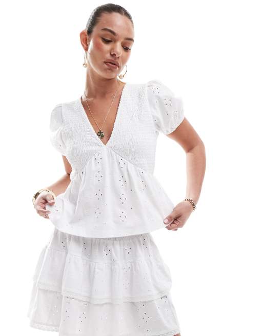 ASOS DESIGN – Biała bluzka z dekoltem w kształcie litery V, haftem angielskim i marszczeniem