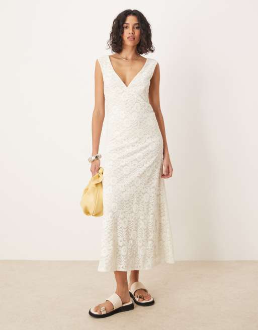 ASOS DESIGN – Biała koronkowa sukienka midi z dekoltem w kształcie litery V i falbanką
