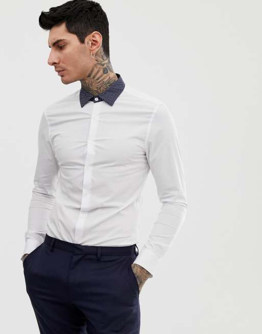 ASOS DESIGN - Biała koszula o dopasowanym kroju z kontrastowym granatowym kołnierzykiem w kropki