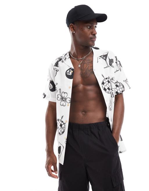 ASOS DESIGN – Biała koszula o luźnym kroju z kołnierzykiem kubańskim we wzór z motywem kasyna