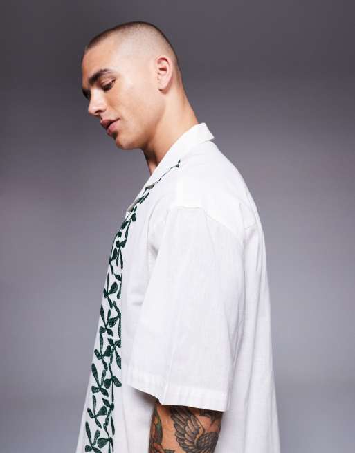 ASOS DESIGN – Biała koszula oversize z kołnierzykiem kubańskim ze wzorem, 4 z 5