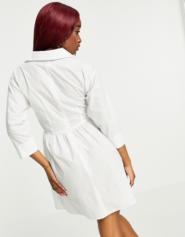  Miejsce ASOS DESIGN – Biała krÓtka sukienka koszulowa 2 w 1 z krÓtkim topem typu bandeau Biały
