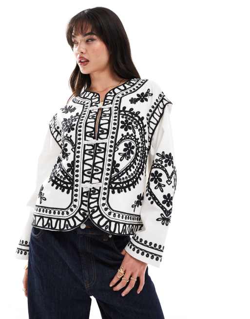 ASOS DESIGN – Biała kurtka z diagonalu w haftowany wzór