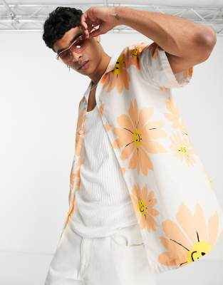 ASOS DESIGN – Biała luźna koszula w kwiaty z kołnierzykiem kubańskim