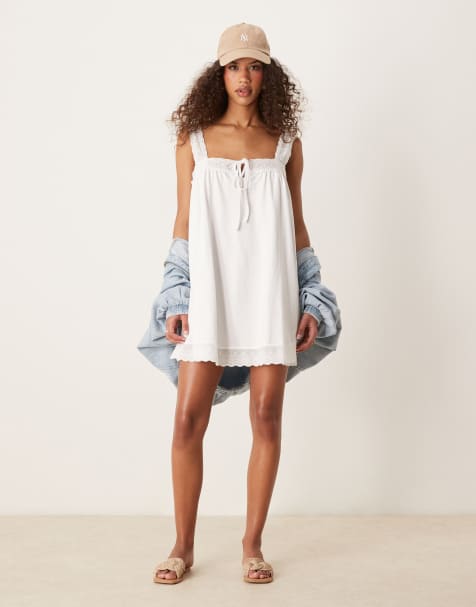 ASOS DESIGN – Biała luźna sukienka mini ze wstawkami z koronki i dekoltem karo - view 1