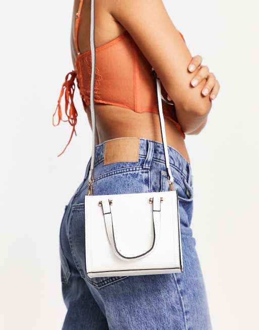 ASOS DESIGN – Biała mała torba typu tote z imitacji krokodylej skóry z górną rączką i odpinanym paskiem crossbody