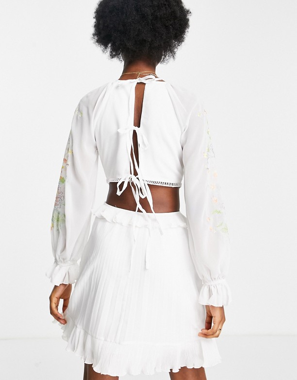 ASOS DESIGN – Biała miękka plisowana sukienka mini z rozcięciami po bokach i z hafem Biały Sklep 