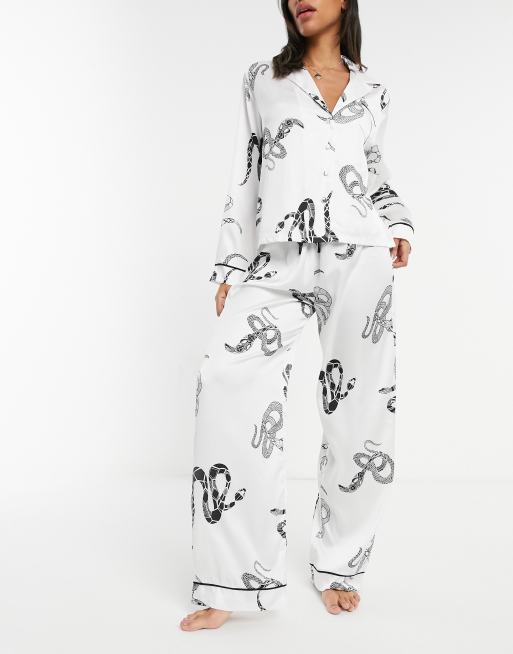 ASOS DESIGN – Biała piżama z satyny z koszulą i spodniami w wężowy wzór