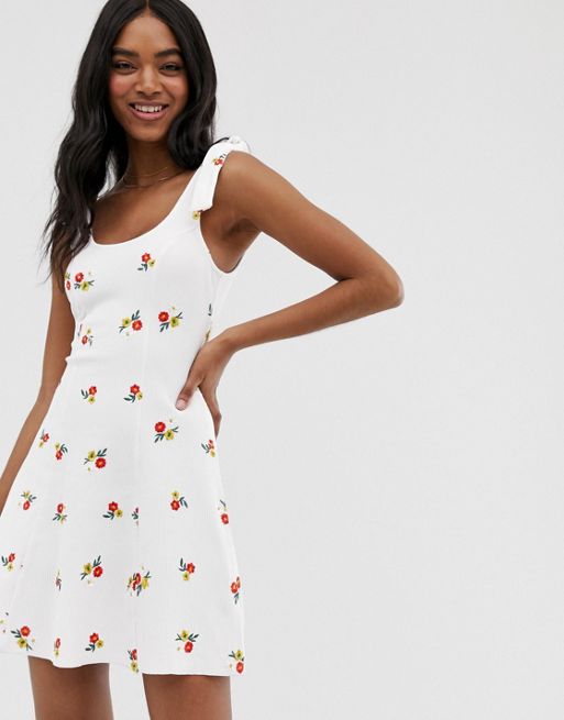 ASOS DESIGN – Biała prążkowana sukienka letnia z haftowanym wzorem i  wiązanymi ramiączkami | ASOS