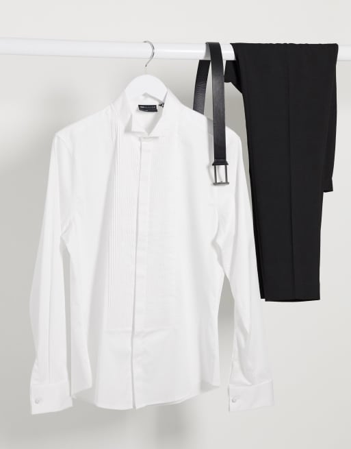 ASOS DESIGN – Biała satynowa koszula o dopasowanym kroju z plisowanym przodem i krótkim łamanym kołnierzykiem