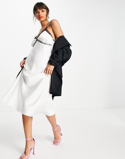 ASOS DESIGN – Biała satynowa sukienka maxi na ramiączkach ze wstawką z koronki