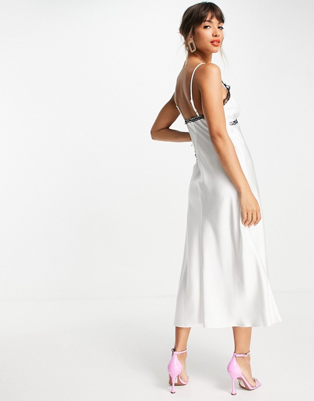  Kolorowy ASOS DESIGN – Biała satynowa sukienka maxi na ramiączkach ze wstawką z koronki Biały